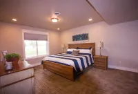 Huge Lakefront House - sleeps 22! Private Dock! Boating, Water Skiing, Rafting!