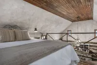 Voted Most Romantic! 1800's Peach Cabin/Close to Downtown/Hot Tub/Peaceful!