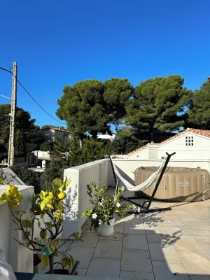 Upmarket 3 bedroom villa with garden and Jacuzzi close to the sea