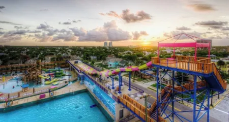 NEW Amazing Sunshine-Up 6 Guests-Private Backyard Отели рядом с достопримечательностью «W.I.S.E Private School»