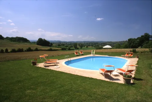 Eleganza toscana con vista colline e vigneti, giardino e piscina