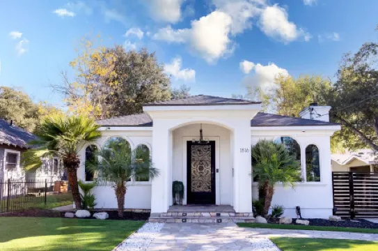 Spacious, Well-Appointed, Lux/Modern Touches w/ Pool Table, Ping-Pong & Fire Pit