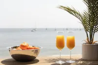 PRIVATE BEACH: A PALACE IN PARADISE @ NIANTIC W/ 6 QUEENS 1 TWIN BED - Beach