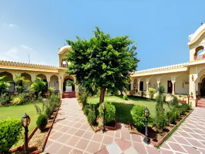 Amar Mahal Hotels near Orchha Fort and contact for cycling as well