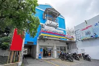 RedDoorz Plus Near Galaxy Mall Hotels in Tambaksari