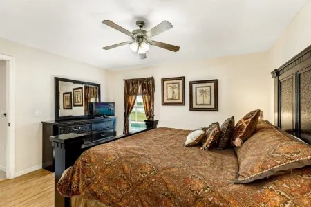 512-Beautiful 4 Bedroom Home with South Facing Pool Overlooking Lake, Big Garden