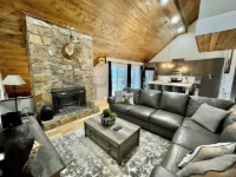 Just minutes from Beech Mtn Ski Resort /Townhome /Fire Pit & Fireplace / Pets OK