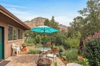 Peaceful Sedona retreat in Red rocks and pine trees