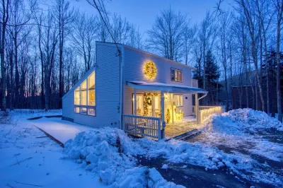 3-Bedroom 2 Bath Cozy Chalet 1 Mile From Mountain! Hotels near Hunter Mountain NY Snow Tubing