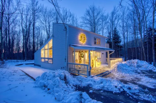 3-Bedroom 2 Bath Cozy Chalet 1 Mile From Mountain!