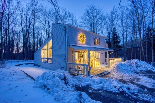 3-Bedroom 2 Bath Cozy Chalet 1 Mile From Mountain!