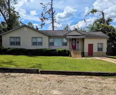 University Family & Friends House, 4 bedrooms,2 baths, sleeps 12,near FSU & FAMU Отели рядом с достопримечательностью «FSU Flying High Circus»