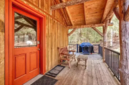 Moore Hollow Cabin in Hocking Hills-Covered Hot Tub/on-Site Hiking/Pet Friendly Hotels in Laurel Township