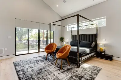 Posh Luxury Modern Home with Pool Spa and Rooftop Deck Các khách sạn gần Los Encinos State Historic Park