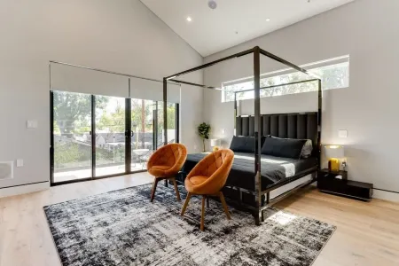 Posh Luxury Modern Home with Pool Spa and Rooftop Deck Отели рядом с достопримечательностью «Valley Presbyterian Church»