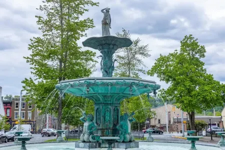 Riverside Retreat ~ One Story ~ 3bd/2ba ~ Steps to the River & Main St Отели в г. Мэдисон