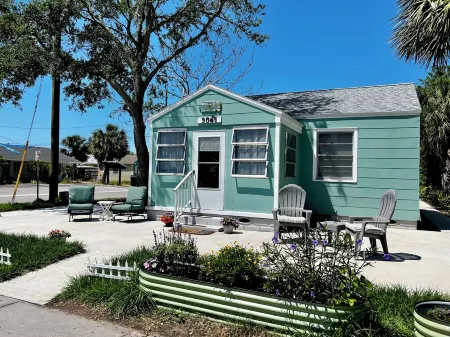 Gulfport Art District! One block from the beach!