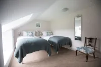 Stone Built Cottage with Large Enclosed Garden & Private Lake Area