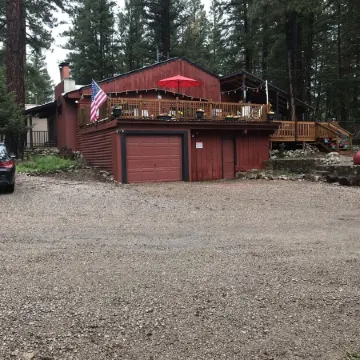 Mountain Cabin walking distance to Park and Brewery. Level off street parking.