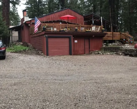 Mountain Cabin walking distance to Park and Brewery. Level off street parking. 클라우드크로프트 호텔