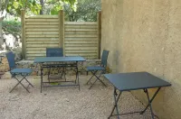 Charming apartment in a Provencal country house, private beach, riverside