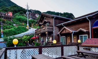 Gurye Solbachi Boineun Punggyeong Pension