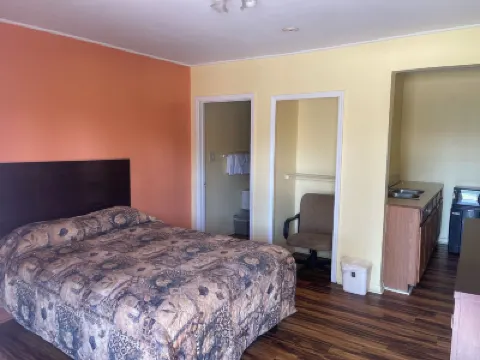 Economy Inn San Marco Hotels near Skate World