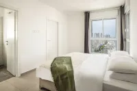 Netanya Seaside High-Rise Apartment by Sea N' Rent Hotel a 