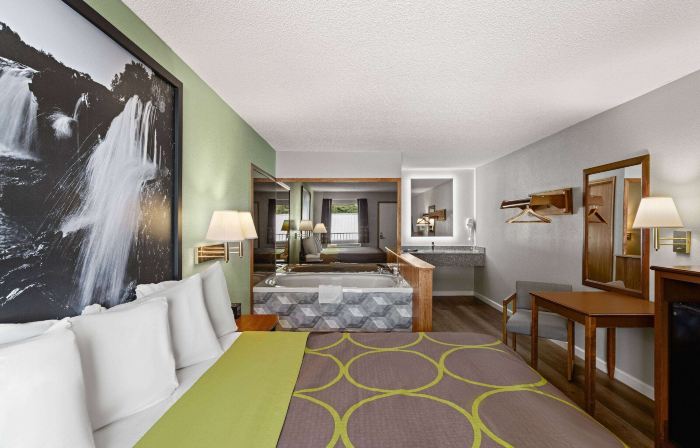 Super 8 by Wyndham Branson / Shepherd of the Hills Exwy