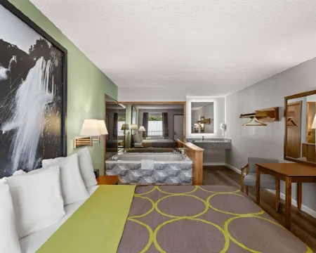 Super 8 by Wyndham Branson / Shepherd of the Hills Exwy Hotels in Branson