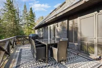 Cozy 4-Bedroom Cottage Nestled in the Trees by Kayuta Lake Отели в г. Форестпорт