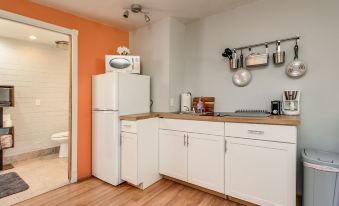 Bright & Cozy Mid Town Zen Yard Studio!