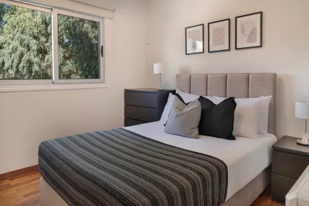 Phaedrus Living Evergreen City Flat Отели в г. Строволос