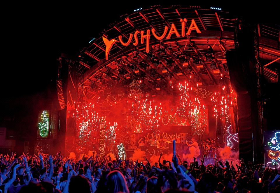 Palco e público num evento no Ushuaïa Ibiza