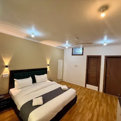 Hotel Alif Stay Hotels near Park (Soura Maternity Hospital)