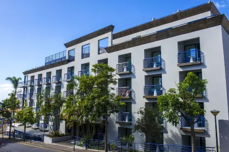 Terrace Mar Suite Hotel Отели в г. Фуншал