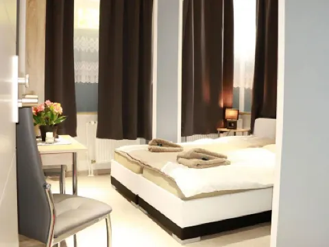 Amaya Motel Hotel berhampiran Stesen Kereta Api Bawah Tanah Hermannstraße