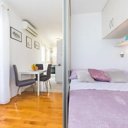 Spacious Studio with Balcony, Close to the Znjan Beach