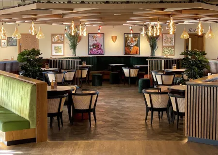 Hex Wildlife Hotel at Yorkshire Wildlife Park Отели в г. Ботри