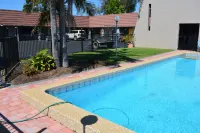 Alabaster Motor Inn - Pools