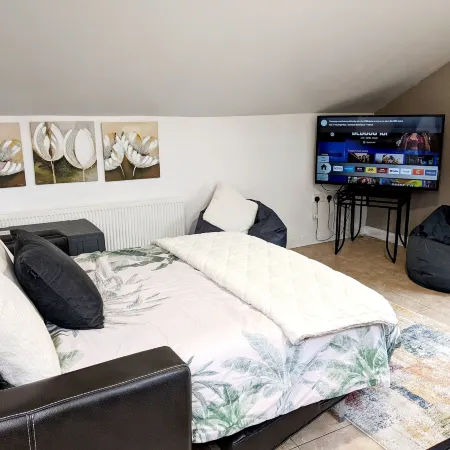 2 Bed House - Sleeps 6 - Parking - Wifi