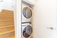 East Downtown 3Br Condo w Fast Wifi and Sleeps 8 - Apartments