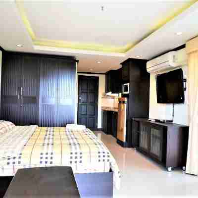 Large Corner Studio Condo Jomtien - Sleeps 2 Rooms
