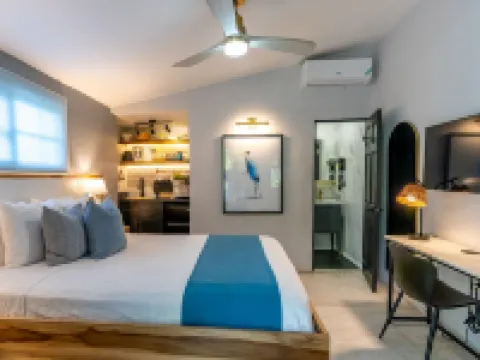 Travellers Beach Resort โรงแรมในเนกริล