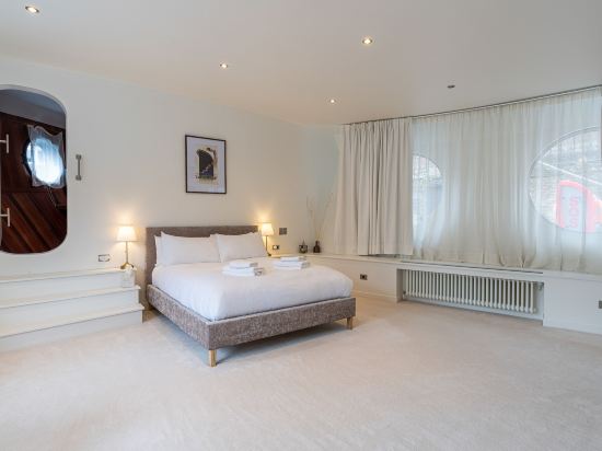 Joivy Stunning 5-Bed Boathouse on the River Thames