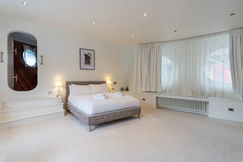 Joivy Stunning 5-Bed Boathouse on the River Thames - House Boats