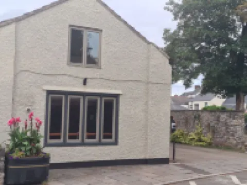 1 Bed Flat - Sleeps 2 - Parking - Wifi Hotels in Caerleon