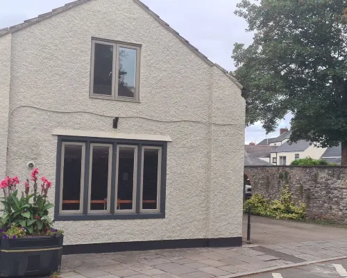 1 Bed Flat - Sleeps 2 - Parking - Wifi Hotels in Caerleon