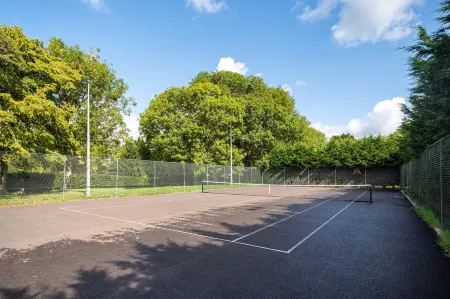 Country Home with Tennis Court & Hot Tub Отели в г. Магам Даун