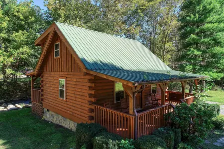 Creek Heaven - 2 Bedrooms, 2 Baths, Sleeps 6 Cabin by RedAwning